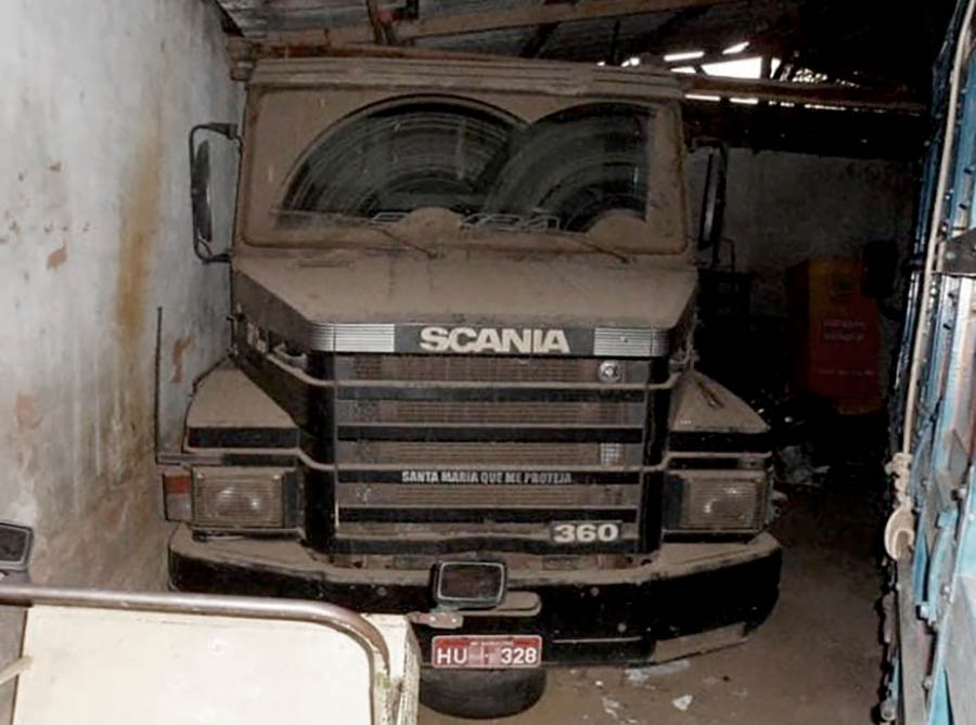 Scania T-112 rara é encontrada abandonada há 23 anos