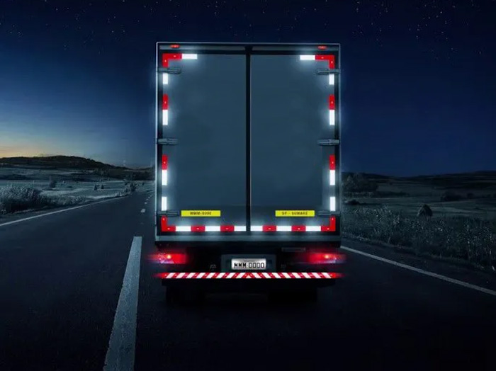Você sabe a importância da utilização da faixa reflexiva no caminhão? 