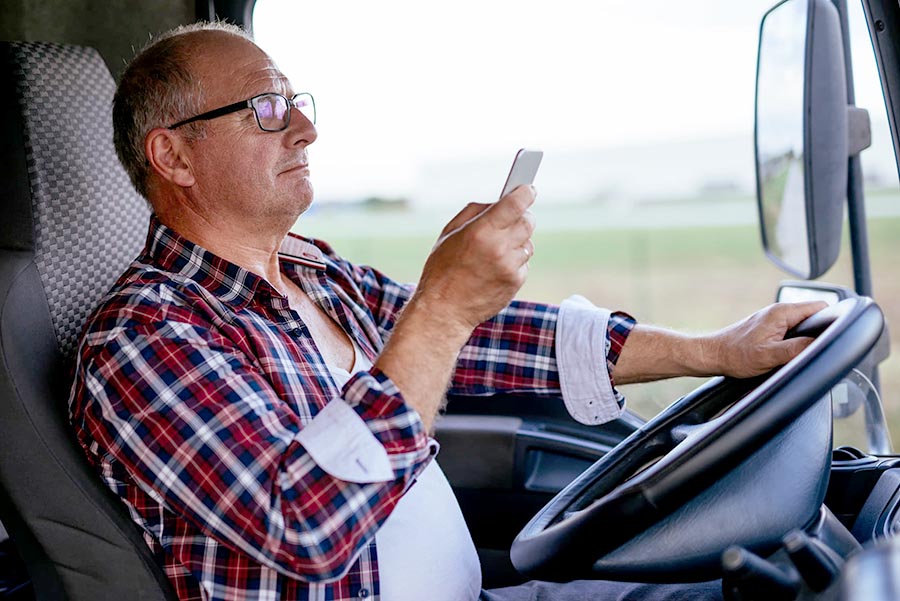 Você sabe os riscos do uso do celular ao volante?